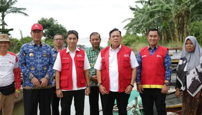 Sambangi korban Banjir,wakil Bupati Azwar Hadi Salurkan Bantuan Sembako untuk warga