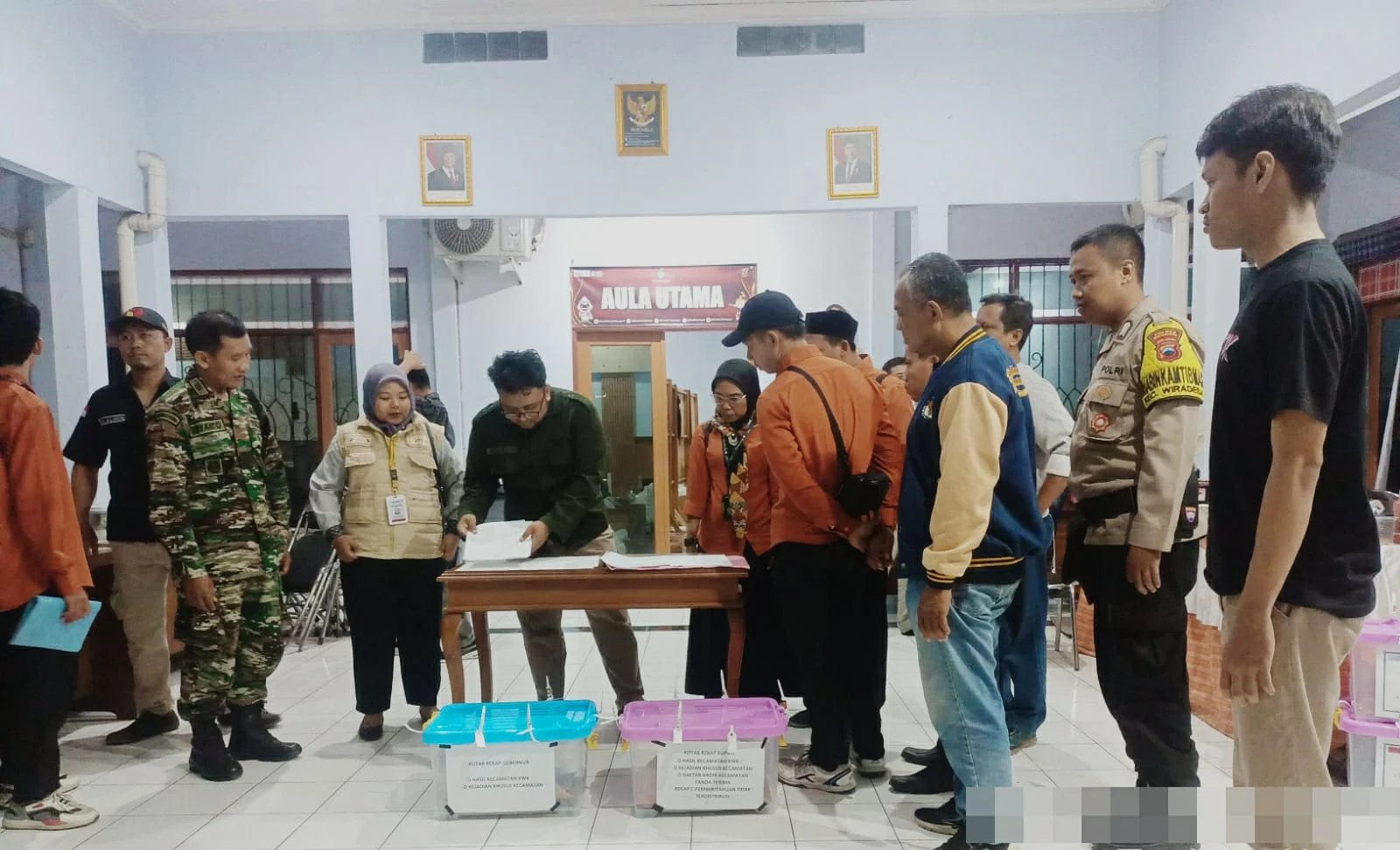 Pendistribusian Hasil Rekapitulasi Tingkat PPK ke KPU Kabupaten Pekalongan Dapatkan Pengawalan IMG-20241201-WA0008