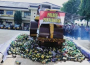 Jelang Natal dan Tahun Baru 2025, Polres Pekalongan Musnahkan Ribuan Botol Miras