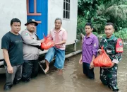 Kapolsek Nanga Tayap Turun Salurkan Bantuan Sembako ke Warga Terdampak Banjir 