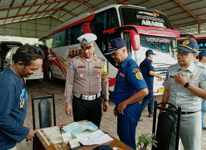 Jelang Nataru, Satlantas Polres Pekalongan Gelar Ramp Check pada Kendaraan Bus Pariwisata IMG_20241215_111553