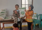 Warga Desa Titi Baru Terima Penyaluran Bansos Beras Bulog
