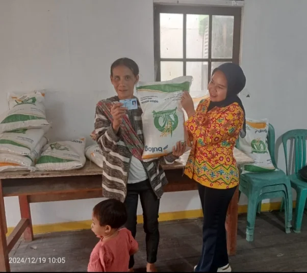 Warga Desa Titi Baru Terima Penyaluran Bansos Beras Bulog IMG_20241219_154436