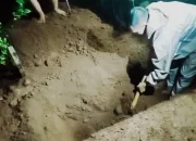 Bripka Purwanto Siang Ngatur Lalu Lintas, Malam Jadi Penggali Kubur