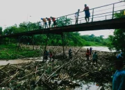 Polisi Bersama Petugas Gabungan Bersihkan Tumpukan Sampah di Sungai Jembatan Glotak Sragi
