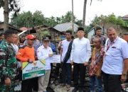 Bentuk perhatian Pemkab Pasaman Bupati Sabar AS serahkan bantuan Pada korban kebakaran Sitombol Tapus