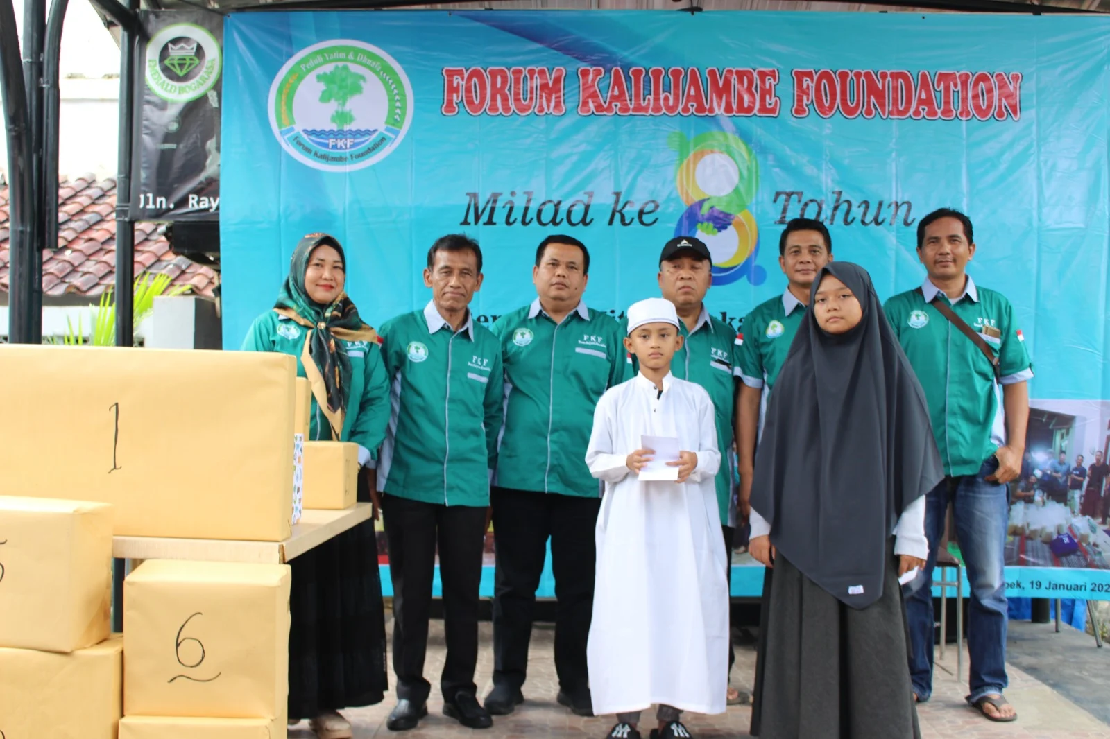 Peringati HUT Ke-8, FKF Peduli Yatim dan Dhuafa, Sarjono Ketua Umum FKF Salurkan Bantuan di Cikampek IMG-20250120-WA0003