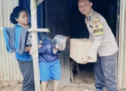 Bhabinkamtibmas Beri Bantuan ke Warga Kurang Mampu