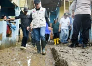 Bupati Dendi Ramadhona Tinjau Warga Terdampak Banjir di Desa Sukajaya Lempasing Teluk Pandan