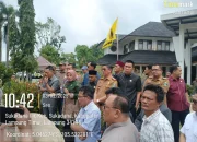 Para Honorer Menuntut Kejelasan di Depan Gedung DPRD Lampung Timur&nbsp;