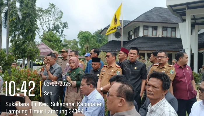 Para Honorer Menuntut Kejelasan di Depan Gedung DPRD Lampung Timur&nbsp;