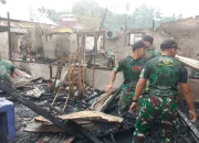 Prajurit Kompi Senapan A Yonif 114 /SM Sigap Atasi Kebakaran di Lawe Pehkedinen.