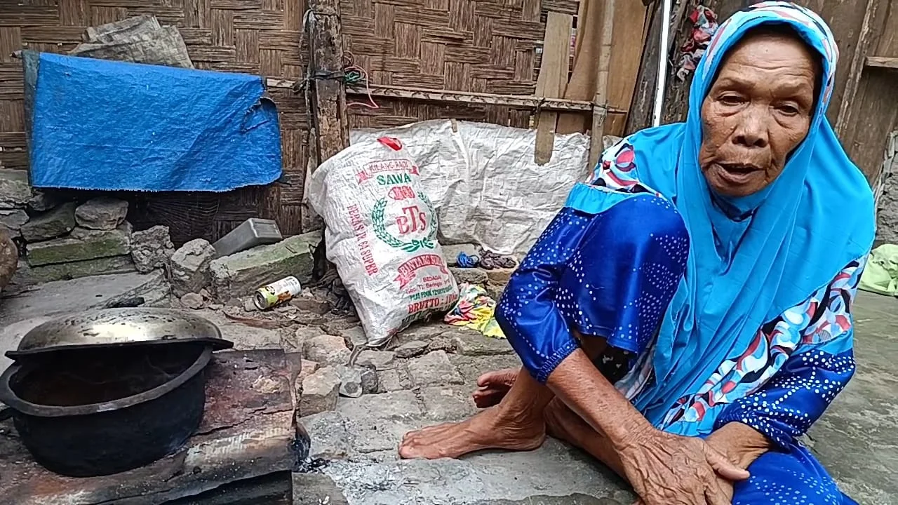 Jual Kain Untuk Makan,Diduga Nenek Suryani Tidak Masuk Data Terpadu Kesejahteraan Sosial, Tak Masuk Program PKH IMG-20250209-WA0018