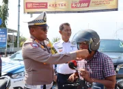 Operasi Keselamatan Seulawah 2025 Polres Pidie Jaya Bagikan Helm Gratis