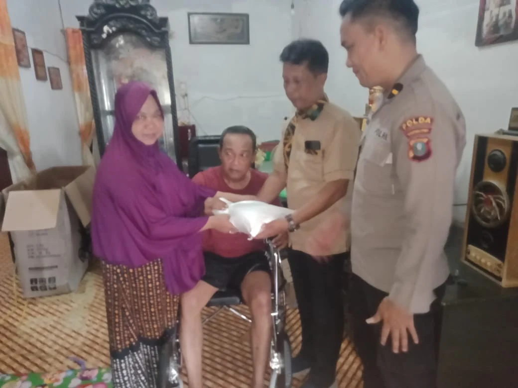 Rasa Kebersamaan , Personel Polres Sergai Bersama Pimpinan Media Online Serahkan Kursi Roda IMG-20250213-WA0499