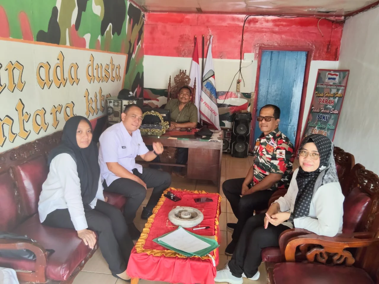 Kesbangpol Pringsewu Lakukan Kunjungan Kerja ke Sekretariat Laskar Merah Putih IMG-20250312-WA0030