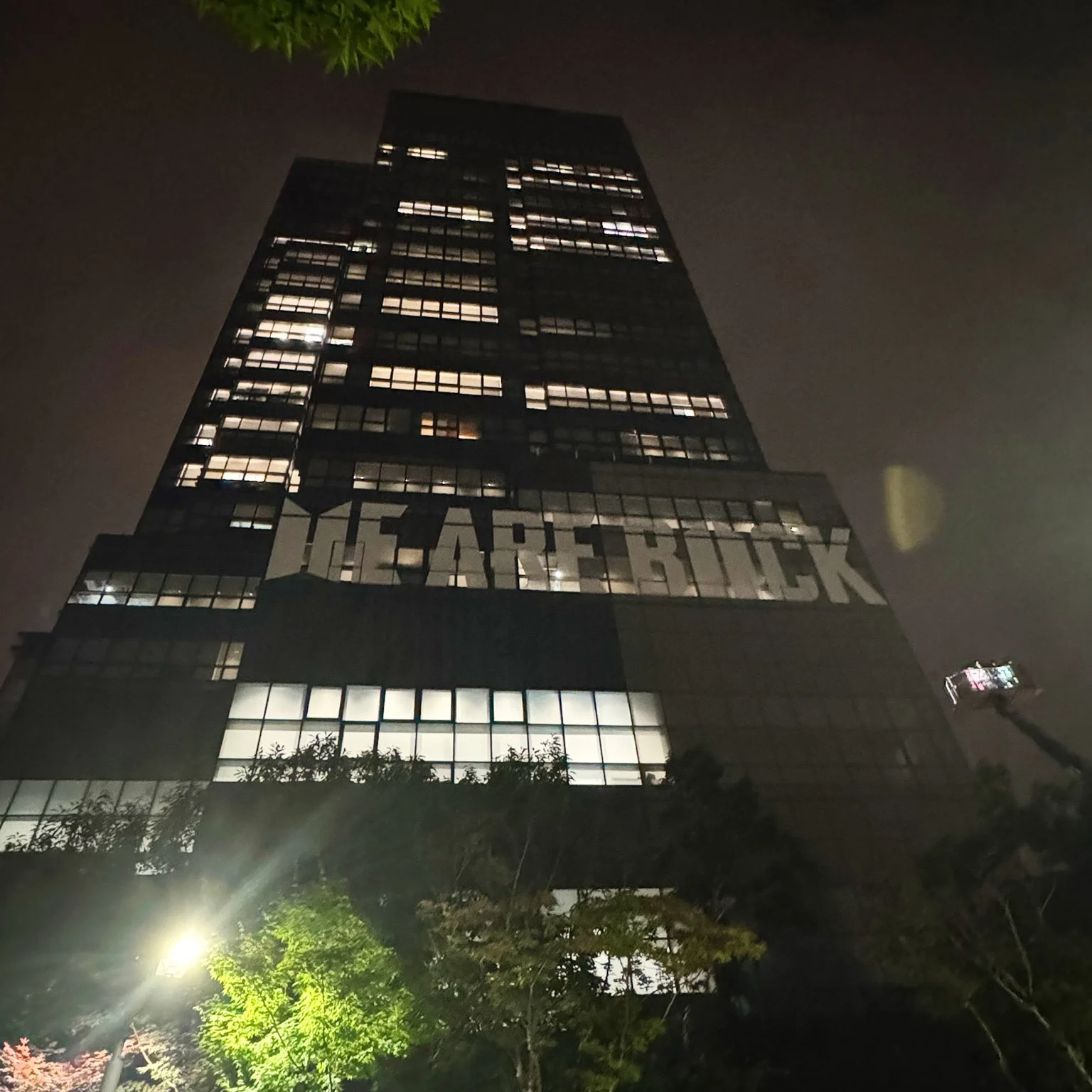 "BTS Kembali! Tanda-Tanda Comeback Muncul di Gedung HYBE, ARMY Tak Sabar Menanti BTS FESTA 2025" 20250610_095417