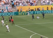 Ramai di X, Wasit Abaikan Vinicius Jr Jatuh di Kotak Penalti: “Disuruh Bangun, Tak Ada Pelanggaran!”
