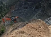 Dump truk Pengangkut Hasil Tambang Batu Gunung Milik CV. Kezia Jaya Di Desa Lumban Ruhap Kabupaten Toba Sebabkan Akses Jalan Masyarakat Rusak Parah.