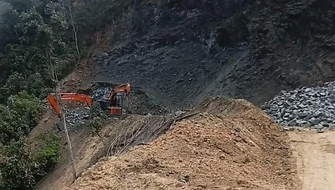 Dump truk Pengangkut Hasil Tambang Batu Gunung Milik CV. Kezia Jaya Di Desa Lumban Ruhap Kabupaten Toba Sebabkan Akses Jalan Masyarakat Rusak Parah. IMG-20250627-WA0232(1)