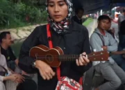 Viral di Facebook, Wulan Pengamen Jalanan Nyanyikan “Rayu Tuhan” dengan Suara Merdu dan Petikan Ukulele yang Bikin Merinding
