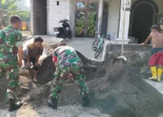 Babinsa Bantu Pelebaran Selokan di Sragen, Atasi Genangan Air Saat Musim Hujan