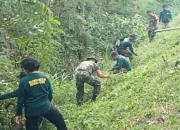 Babinsa dan Relawan Bersihkan Saluran Irigasi Waduk Bade Boyolali