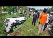 “Innova Terguling di Tikungan Maut Kampung Ambacang, Polisi Turun Tangan – Tak Ada Korban Jiwa!”