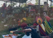 Borong Hasil Bumi, Satgas Yonif 521/DY Guncang Pasar Apalapsili-Ada Apa di Baliknya?