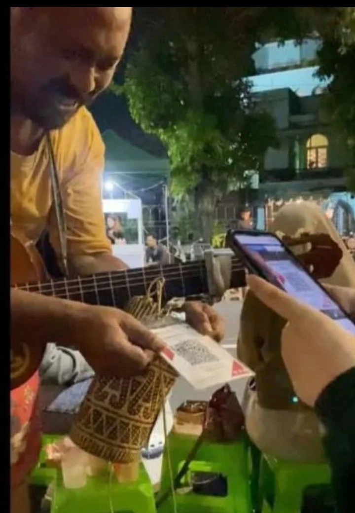 Bikin Melongo! Pengamen Pakai QRIS, Recehan Jadi Nggak Relevan Lagi? Screenshot_20250622_115213 (1)