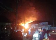 Kebakaran Landa Pajak Impres Sinabang, BPBD Simeulue Bertindak Cepat Padamkan Api 
