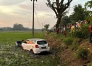 “Ngantuk Nyetir, Mobil Malah Kemping di Sawah Dekat GANEFO”