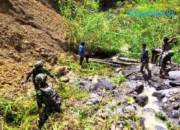 Satgas Yonif 521/DY Gelar Karya Bakti Perbaiki Jalan Bersama Warga Eragayam