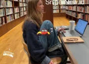 “Siapa Dia?! Cewek Duduk Gaya Nyeleneh di Perpustakaan Ini Bikin Netizen Mikir Dua Kali: Lagi Nugas atau Syuting Film Korea?”
