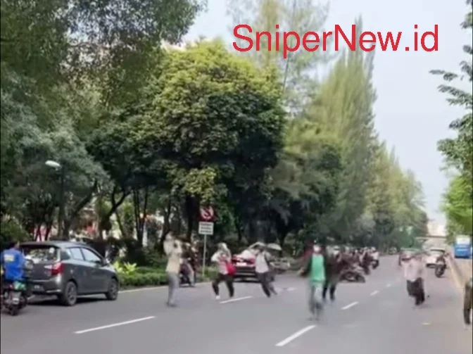 Tawuran Pelajar di Grogol Petamburan Ganggu Arus Lalu Lintas Screenshot_20250805-182110_1