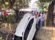 Mobil Terjun ke Kali Depan BPK Penabur Kelapa Gading, Warga Heboh!
