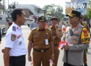 Polres Pesawaran Bagikan Bendera Merah Putih dalam Rangka HUT RI