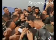 Gubernur Dedi Disambut Hangat di Tengah Hujan, Warga dan Prajurit Berebut Salam