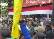 Demo Warga Pati Lempari Sandal dan Botol ke Bupati, Tuntut Sikap Lebih Terbuka