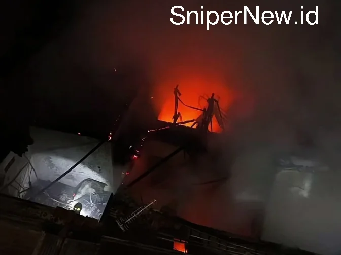 Api Lalap Permukiman di Lenteng Agung, Petugas Damkar Terus Berjuang Padamkan Kobaran Screenshot_20250817-001941_1