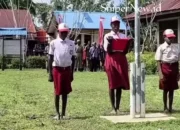 Anak Papua Kibarkan Merah Putih Tanpa Sepatu: Potret Ketulusan di Tengah Keterbatasan