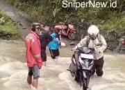 Tak Kenal Batas, Guru Seberangi Sungai Demi Pendidikan Bangsa