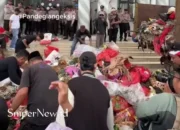 Warga Pandeglang Tumpahkan Sampah di Depan Kantor Bupati