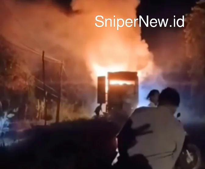 Mobil Ekspedisi Terbakar di Jalintim Muba, Puluhan Paket Ludes Screenshot_20250821-000933_1