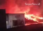 Kebakaran Hebat Terjadi di Depan Kelurahan Semanan, Warga Panik Berhamburan