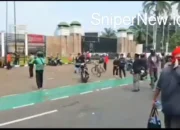 Massa Mulai Berdatangan ke Depan Gedung DPR, Seruan Bubarkan DPR Mengemuka