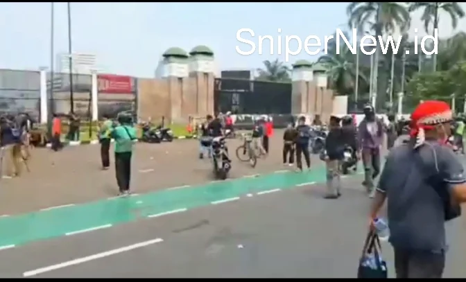 Massa Mulai Berdatangan ke Depan Gedung DPR, Seruan Bubarkan DPR Mengemuka Screenshot_20250825-114453_1