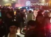 Massa Aksi DPR Bertahan di Slipi hingga Larut Malam