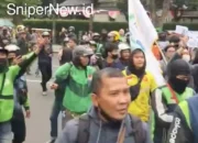 Massa Mahasiswa, Warga, dan Pengemudi Ojek Online Gelar Aksi di Depan DPRD Jawa Barat
