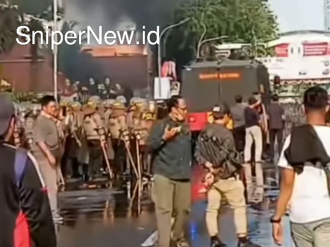 Aksi Massa di Depan Grahadi Surabaya Ricuh, Polisi Turunkan Pasukan Brimob Screenshot_20250829-162823_1